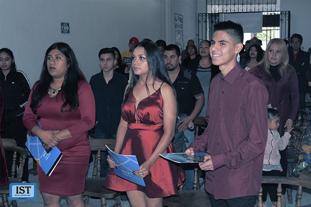 Ceremonia de graduación con jóvenes en vestimenta formal celebrando logros importantes.