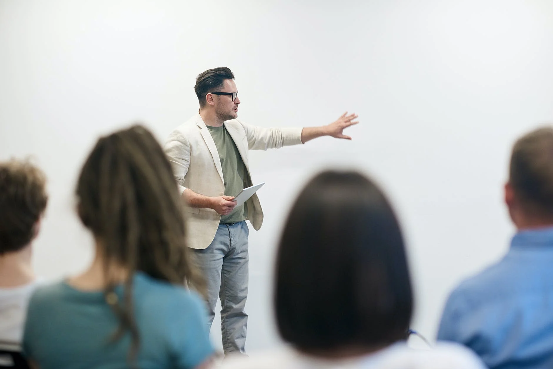 Joven presentador interactuando con audiencia en una charla dinámica y cautivadora.