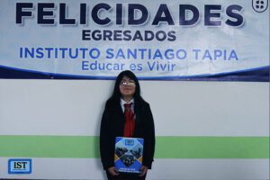 Graduación en el Instituto Santiago Tapia, joven orgullosa con diploma y espíritu festivo.